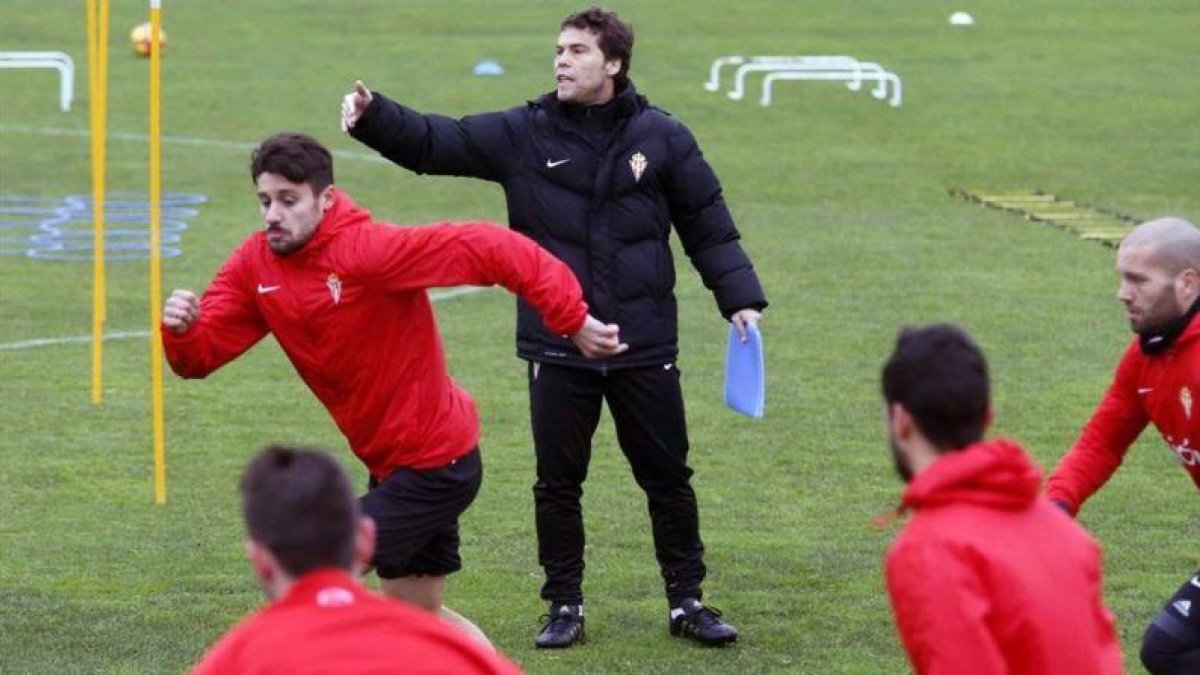 Rubi dirige la sesión de entrenamiento del Sporting en Mareo.