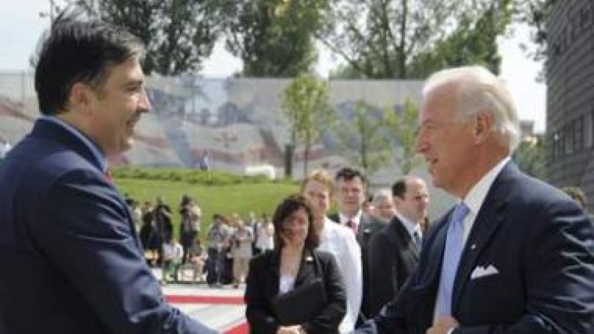 El presidente georgiano, Mijaíl Saakashvili, junto a Joe Biden.