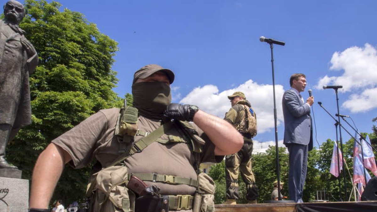 Hombres armados protegen a un líder separatista durante un mitin.
