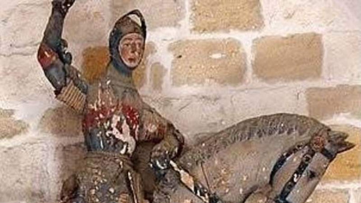 La estatua de San Jorge después y antes de la polémica restauración. DL