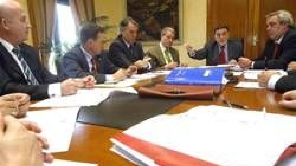 El delegado del Gobierno se reunió en Zamora con empresarios de las tres provincias de la zona oeste