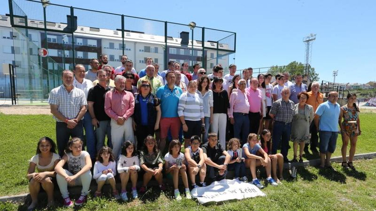 Premiados y patrocinadores posan juntos en las instalaciones de El Barco