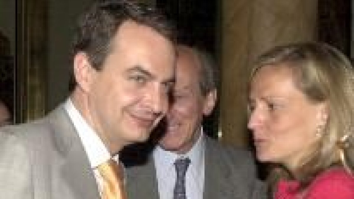 Zapatero junto a la periodista Isabel San Sebastián tras su intervención ayer en el Forum Economía