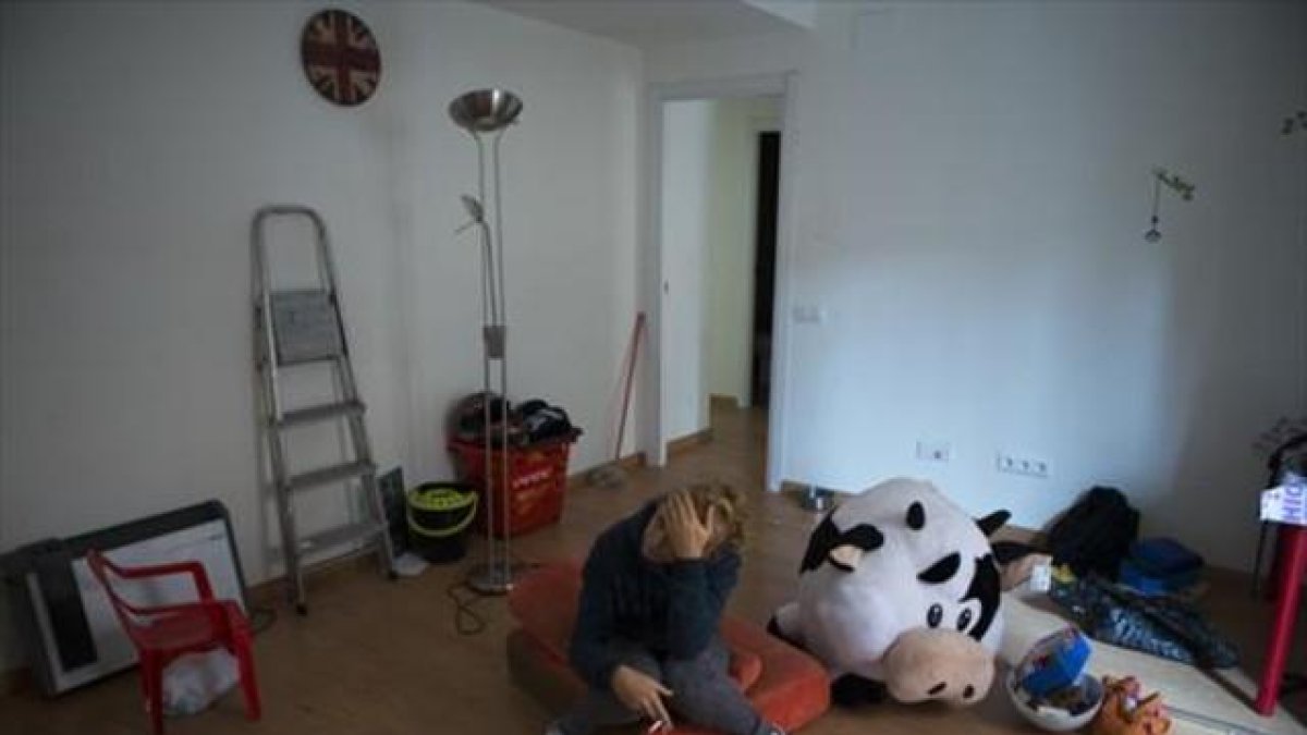 Elisabet, agotada, el pasado martes en el piso en el que vivía hasta ahora.