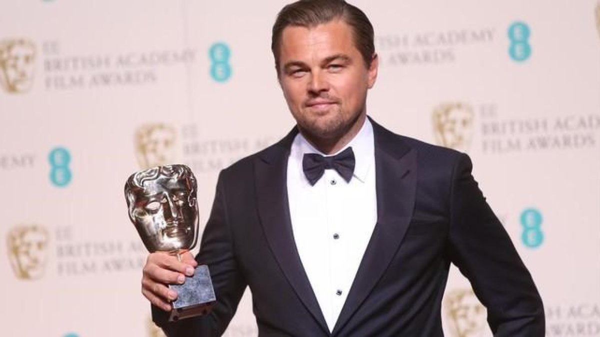 Leonardo DiCaprio, con el premio Bafta al mejor actor por 'El renacido', el 14 de febrero.