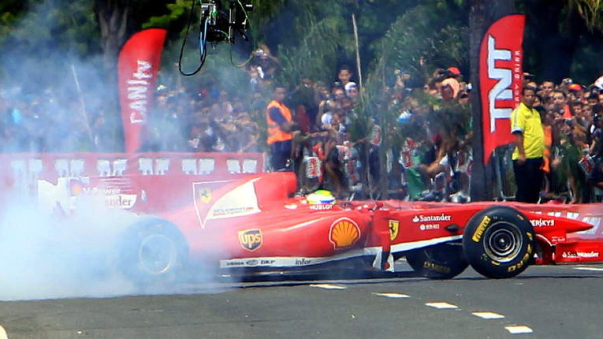 Massa con su Ferrari por las calles de Río.