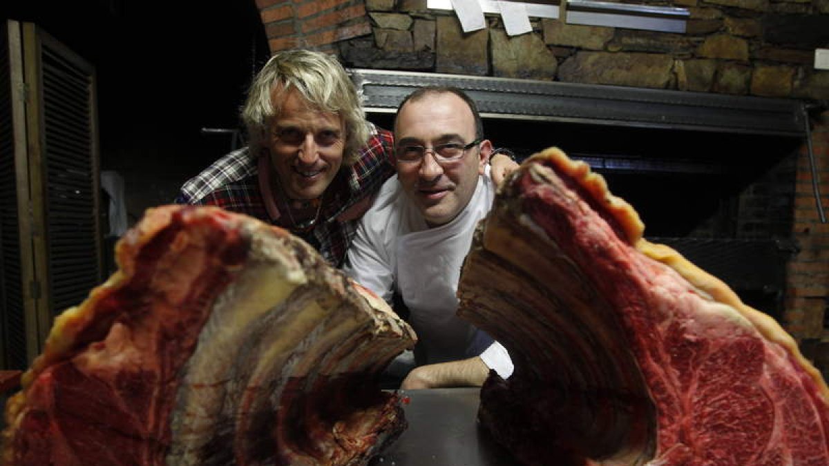 Jesús Calleja y José Gordón posan ante dos imponentes costillares de buey.