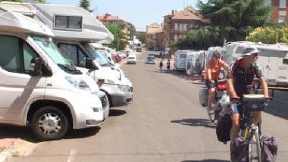 Las autocaravanas coinciden con los peregrinos que hacen el Camino en bici.