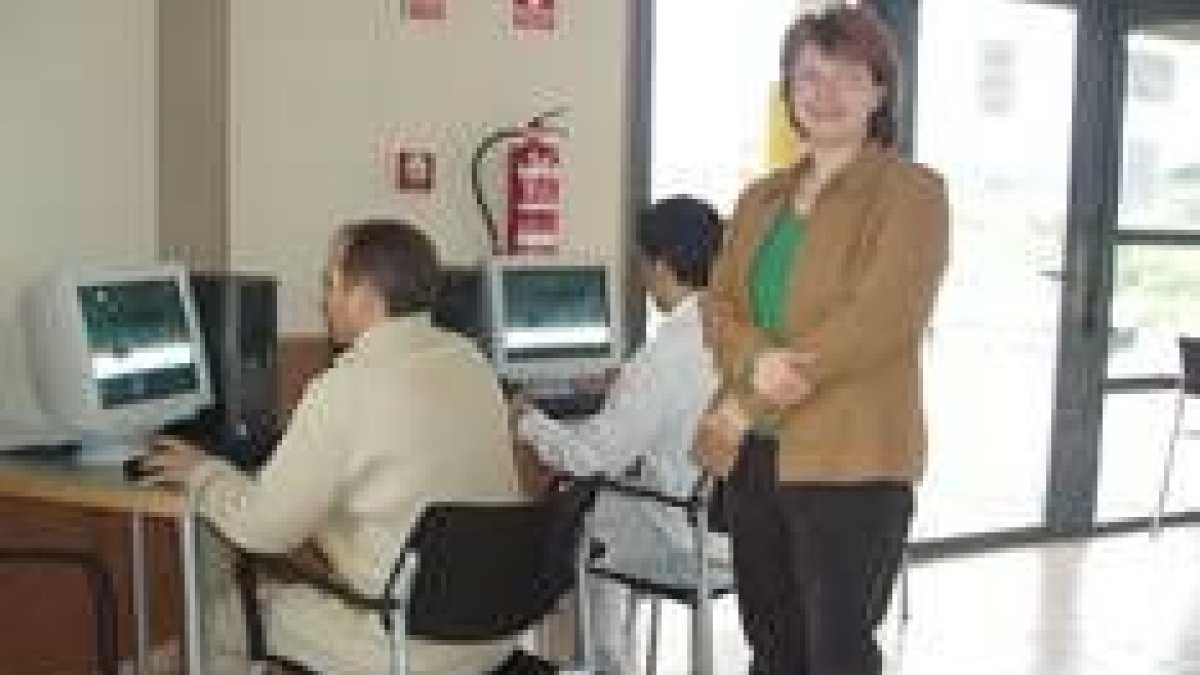 La concejala Ana Vicente en el cibercafé de Navatejera