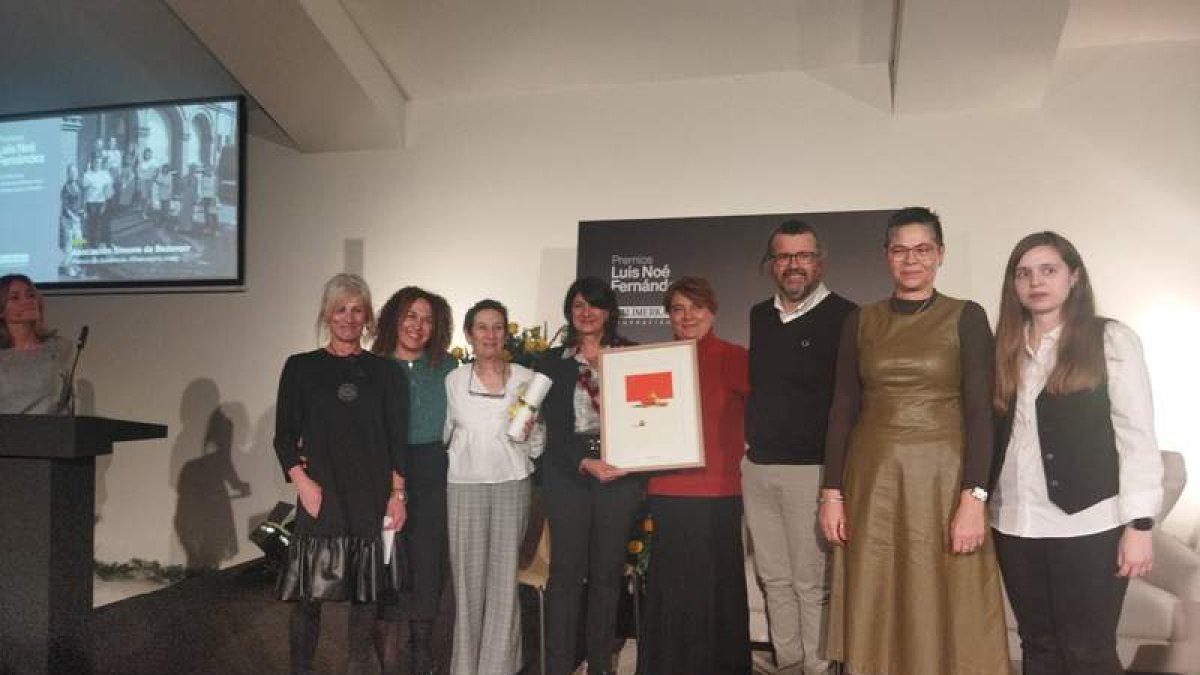 Las representantes de la asociación leonesa Simone de Beauvoir recogen el premio. GAITERO