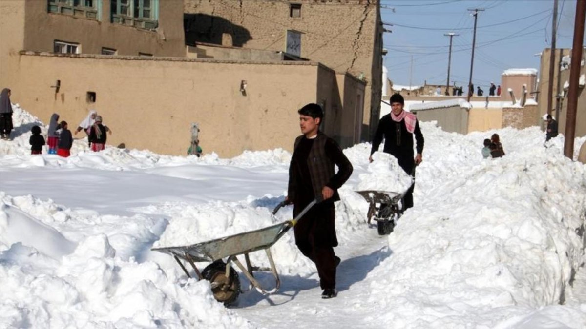 Vecinos de Ghazni retiran nieve.