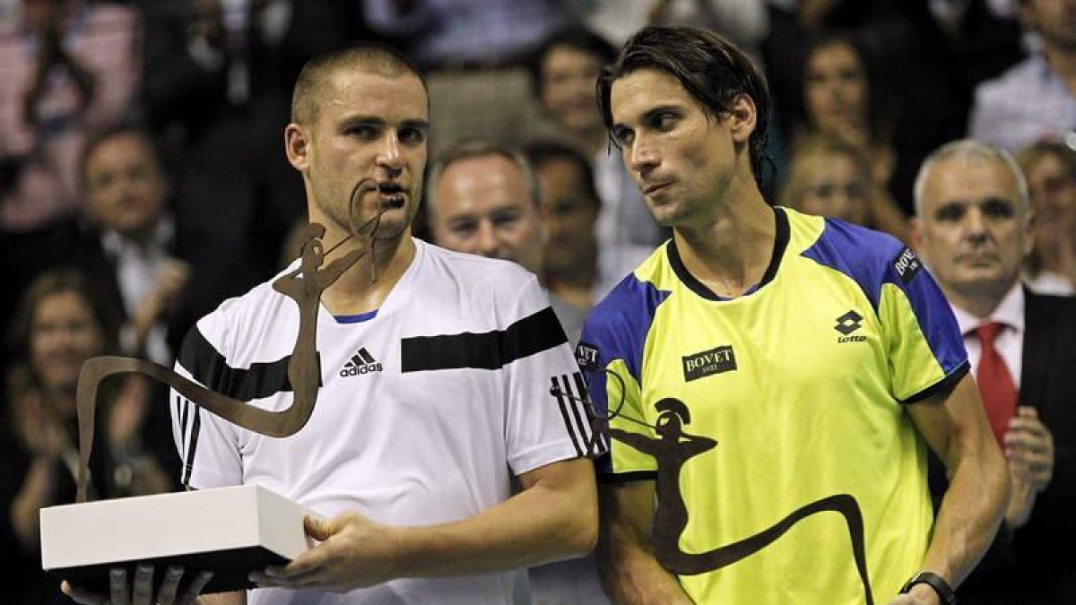 Youzhny con su trofeo tras derrotar a Ferrer en Valencia.