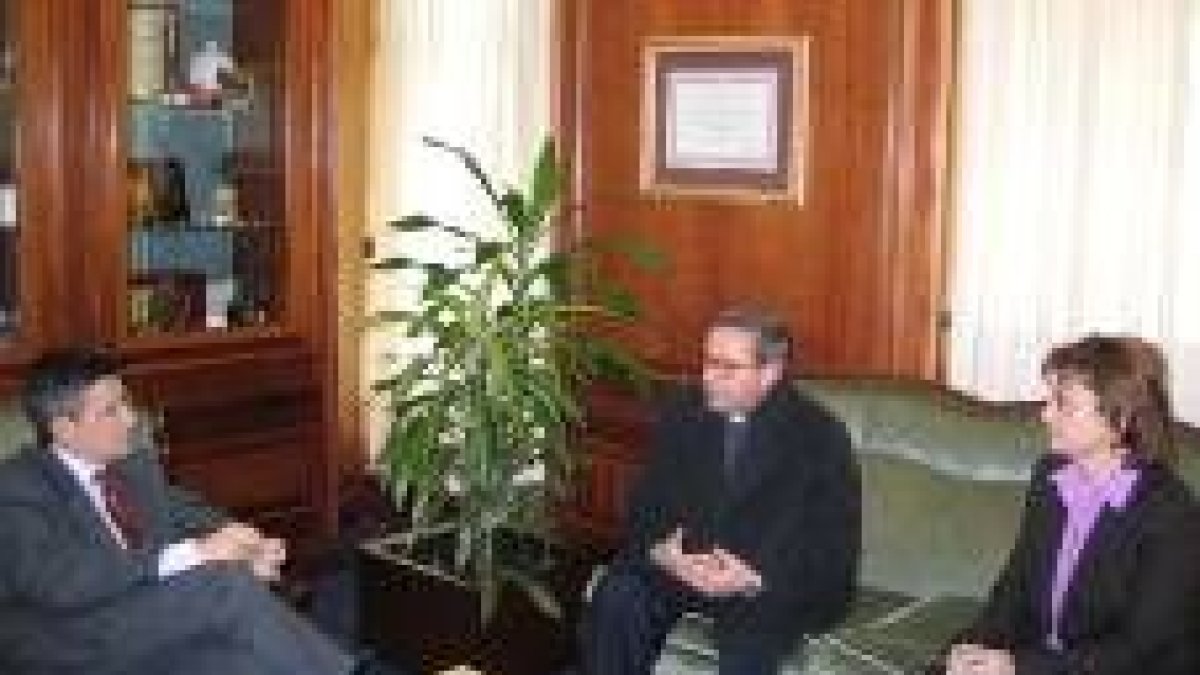 El nuevo abad de San Isidoro, Francisco Rodríguez, entre el alcalde y la concejala de Patrimonio