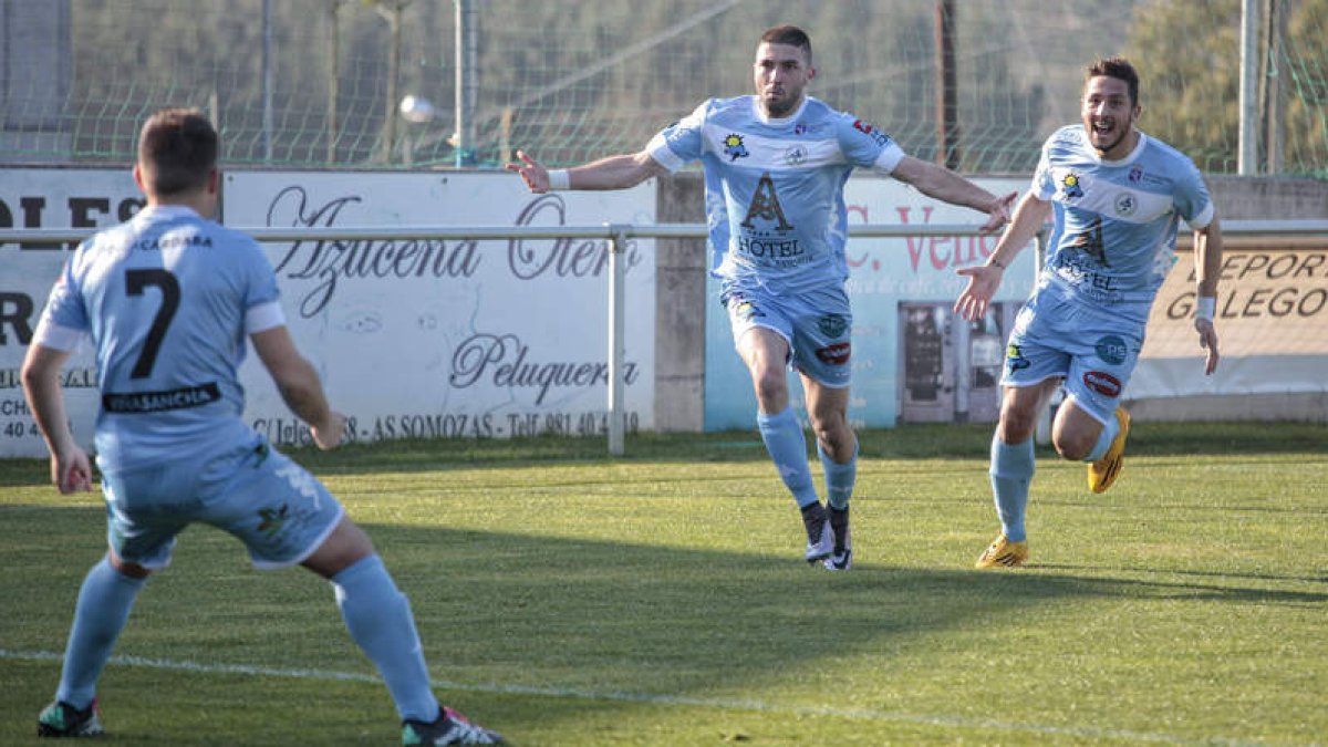 Iago Beceiro celebra el gol de los astorganos con Juanra y Diego, de espaldas. JESÚS CRIADO