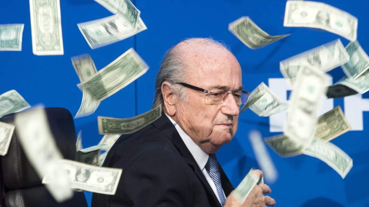 Blatter, bajo una lluvia de billetes que le lanzó el humorista Brodkin.
