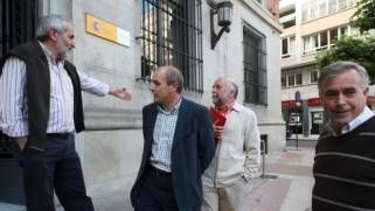Un camión descarga leche en una cooperativa