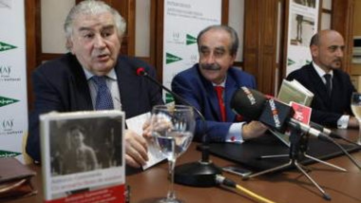 Antonio Gamoneda, ayer, con Manuel Orellana y Juan Carlos Vázquez.