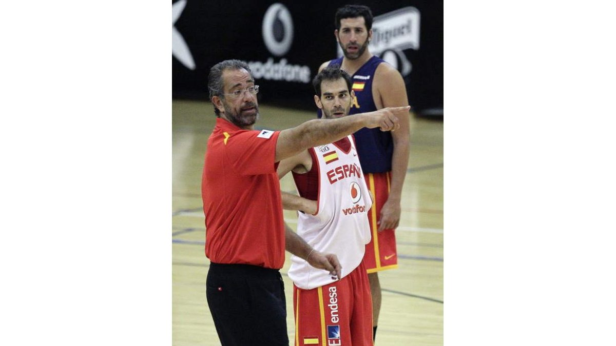 Orenga da instrucciones a Calderón y Mumbrú en un entreno.