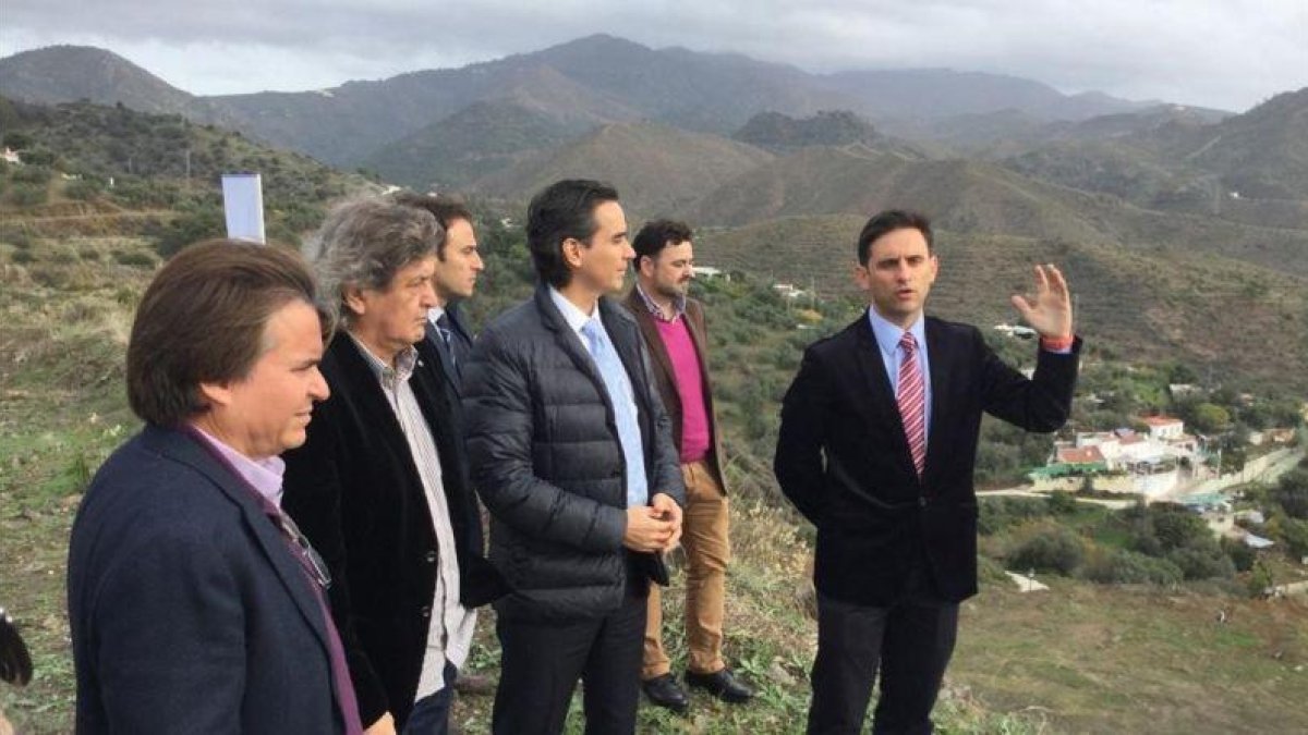 Matias Villarroel (con corbata azul), el arquitecto y promotor de Round Hill Capital, y el alcalde de Ojen (con corbata rosa), Jose Antonio Gómez, muestran los terrenos de la nueva promoción.