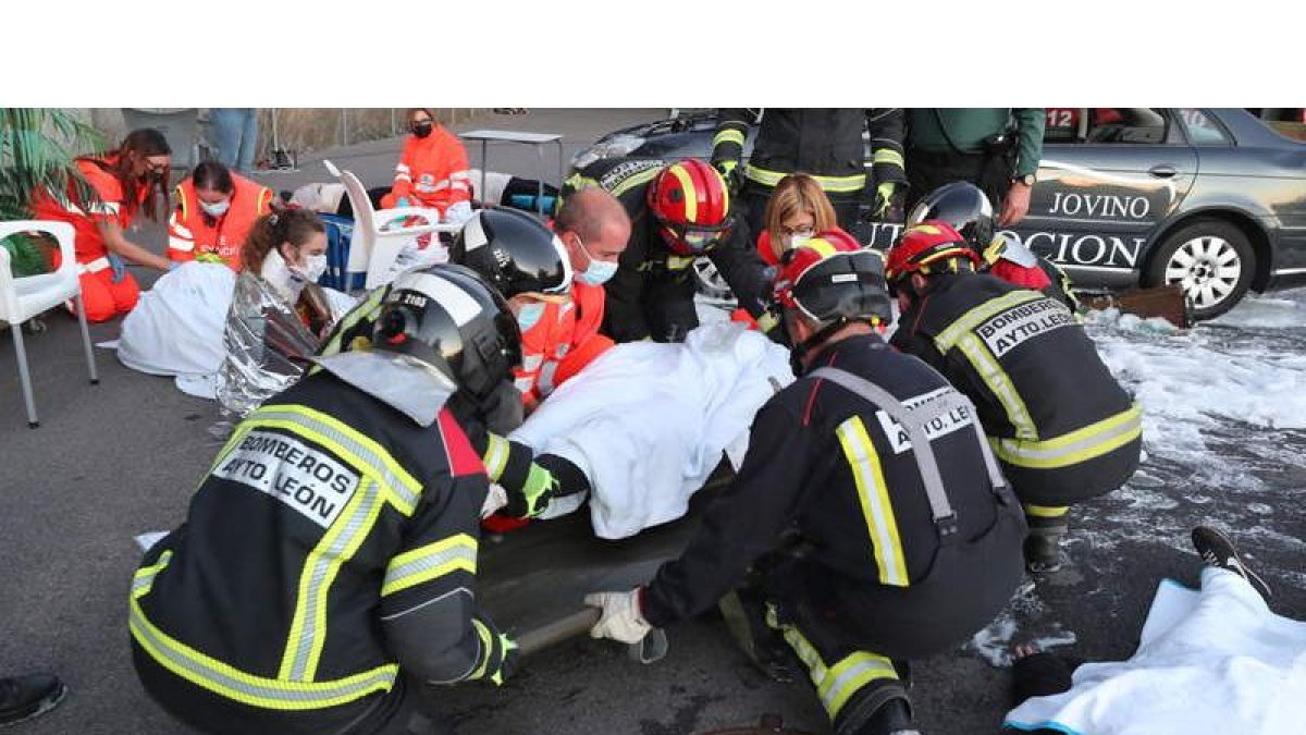 Bomberos y Protección Civil se alían para dar respuesta rápida a los supuestos heridos. RAMIRO
