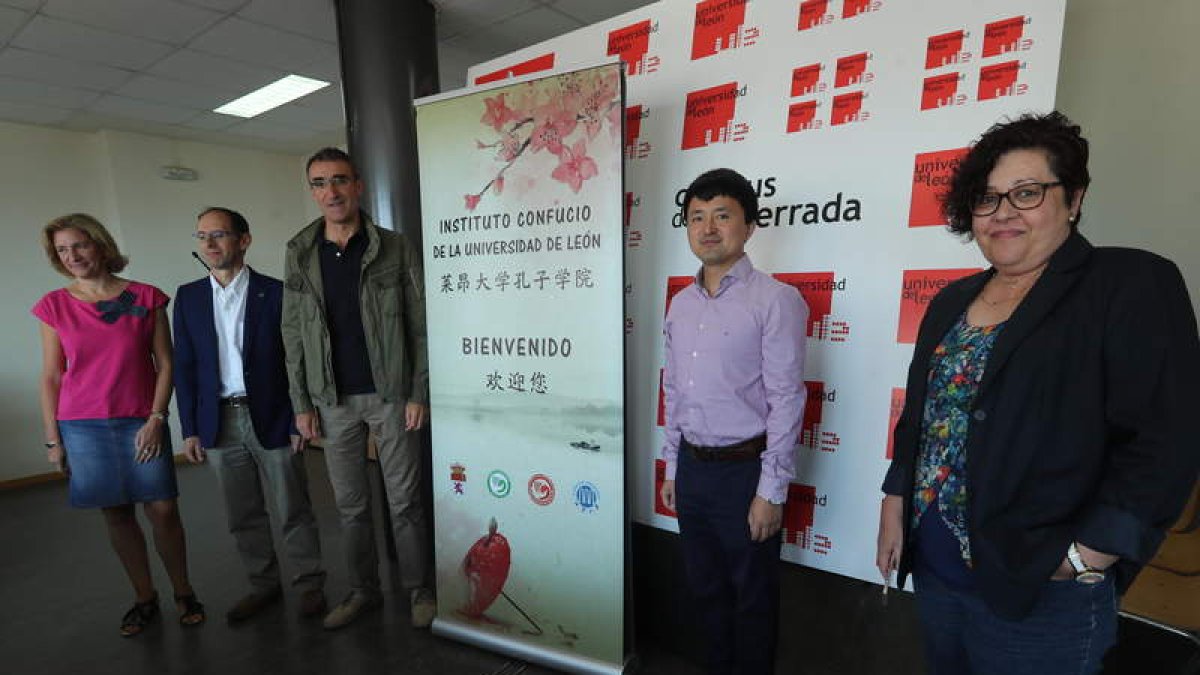 Los responsables universitarios presentaron ayer los cursos de chino e inglés en Ponferrada. ANA F. BARREDO