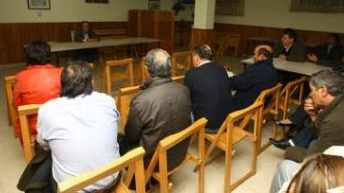 La reunión de los ganaderos, carniceros y tratantes tuvo lugar el pasado sábado en un establecimient