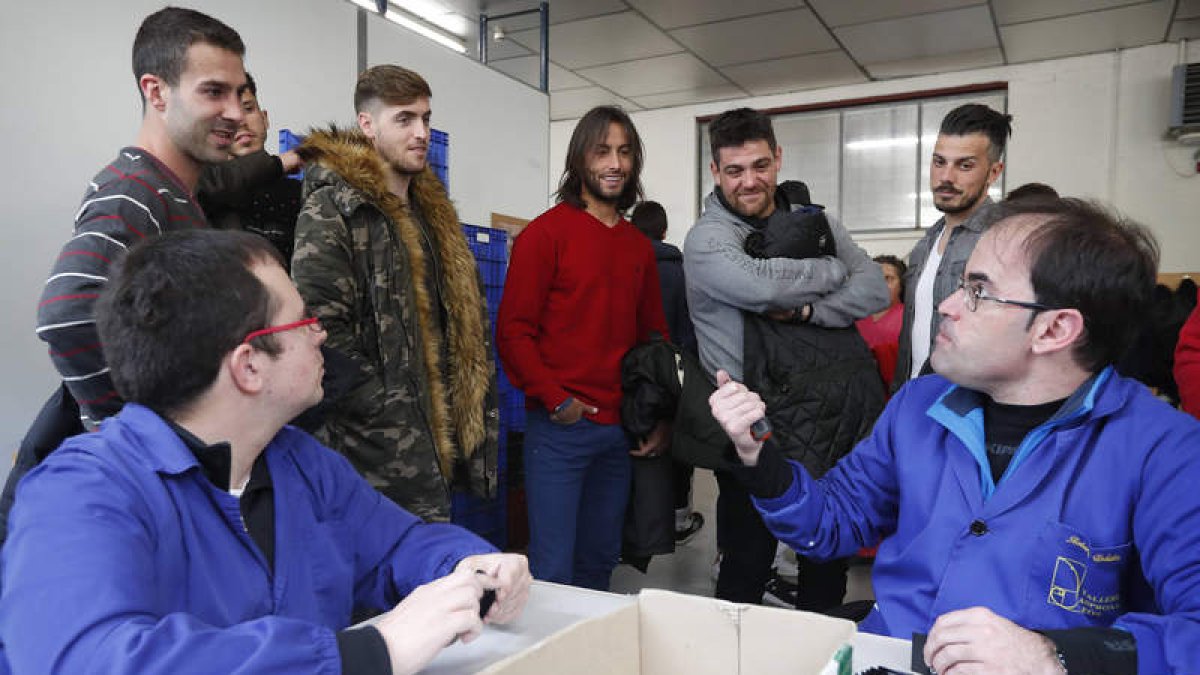La plantilla de la Cultural y Deportiva Leonesa visitó las instalaciones que el centro de Asprona tiene en Quintana de Raneros. JESÚS F. SALVADORES