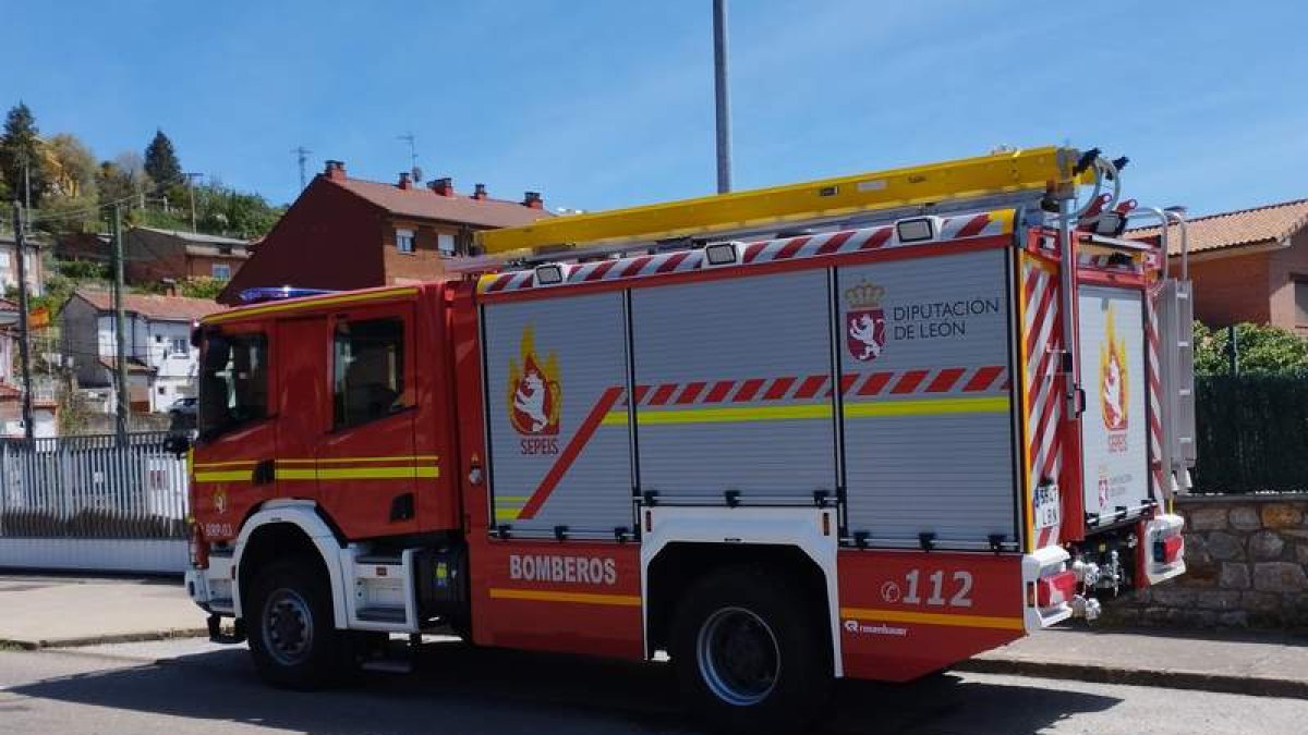 Las instalaciones del parque de bomberos de Cistierna que llevan meses paralizadas y uno de los camiones operativos las 24 horas. CAMPOS