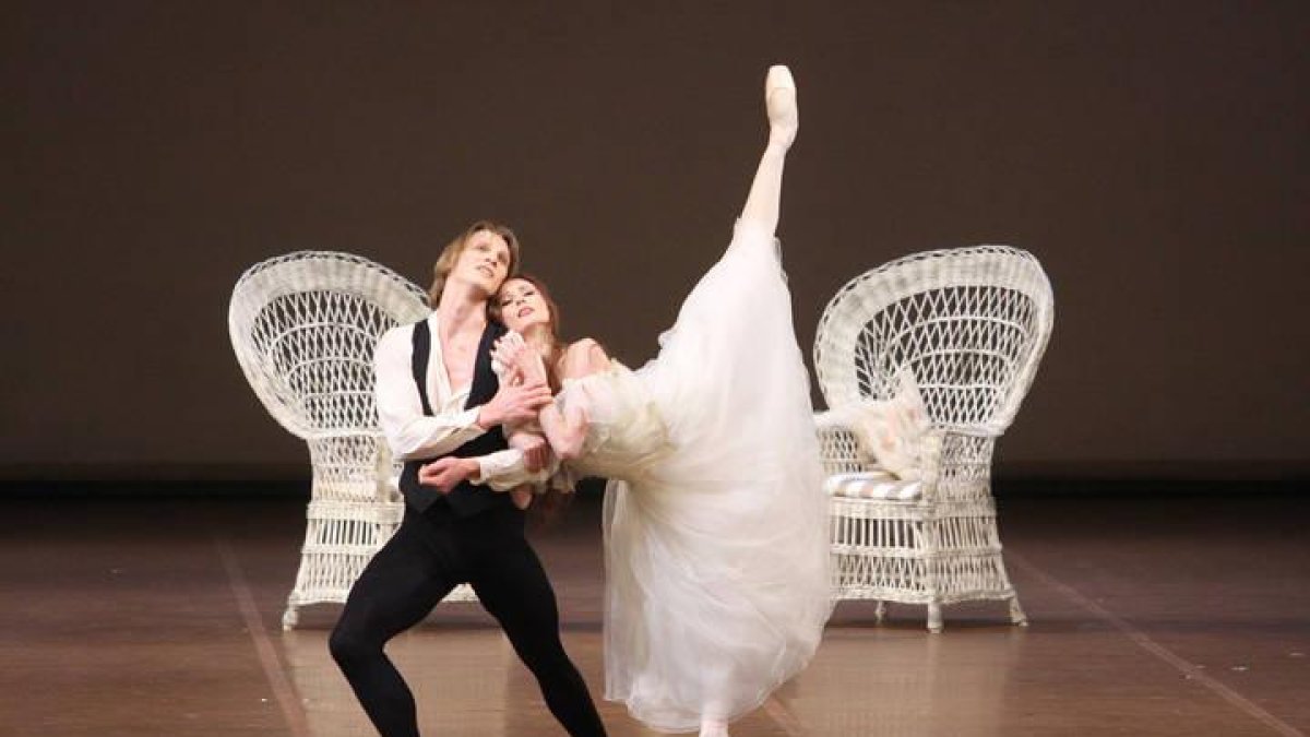 Una escena del ballet 'La dama de las camelias'