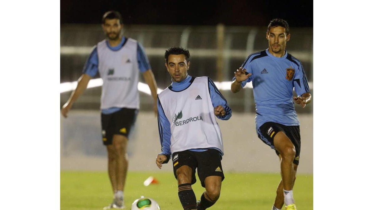 Gerard Piqué, Xavi Hernández y Jesús Navas en el entrenamiento en el centro Wilson Campos.