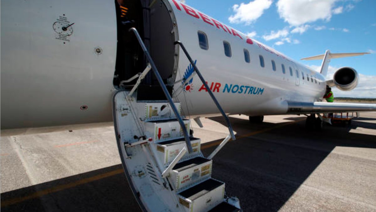 Un avión de la compañía Air Nostrum en el aeropuerto de León. RAMIRO