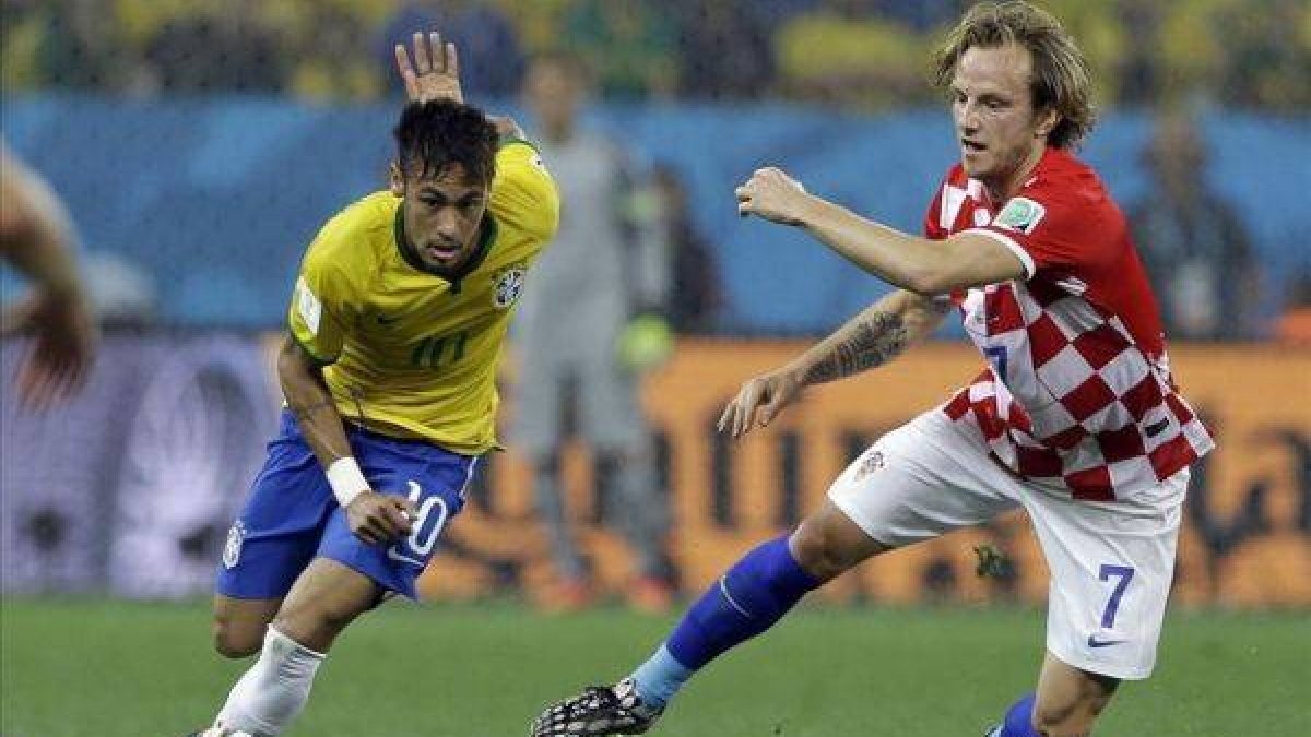 Rakitic sigue a Neymar en una acción del partido.