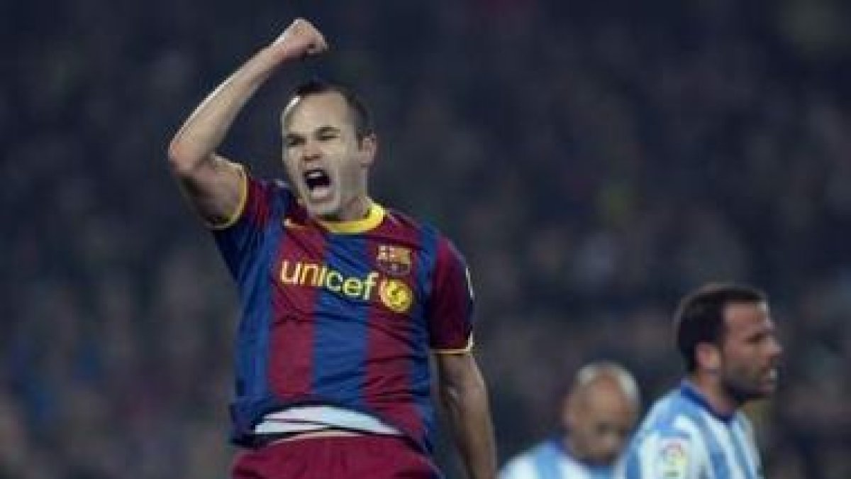 Andrés Iniesta celebra tras marcar el primer gol ante el Málaga.