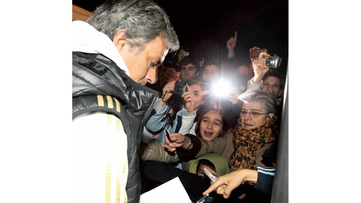 El entrenador del Real Madrid, José Mourinho, fue el que más autógrafos firmó a la afición leonesa.