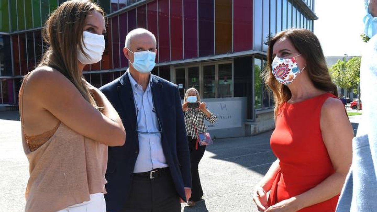La consejera de Empleo de la Junta de Castilla y León, Ana Carlota Amigo (d), conversa con la modelo Estefanía Luyk (i) durante el rodaje de la Pasarela de la Moda en el MUSAC, este martes en León. EFE/ J. Casares