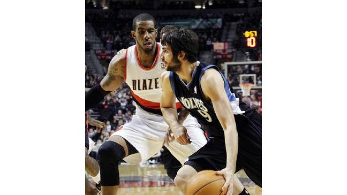Ricky conduce el balón ante la defensa de LaMarcus Aldridge.