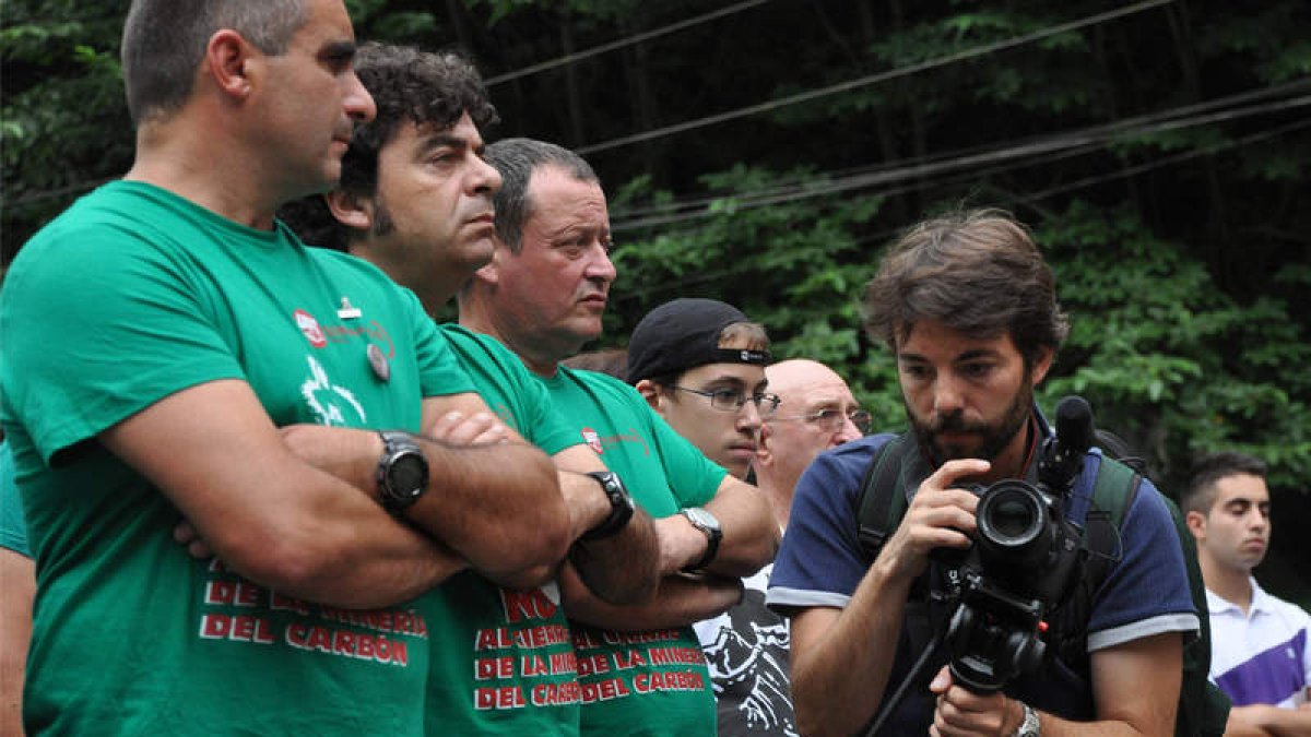Marcos M. Merino pasa entre los mineros.