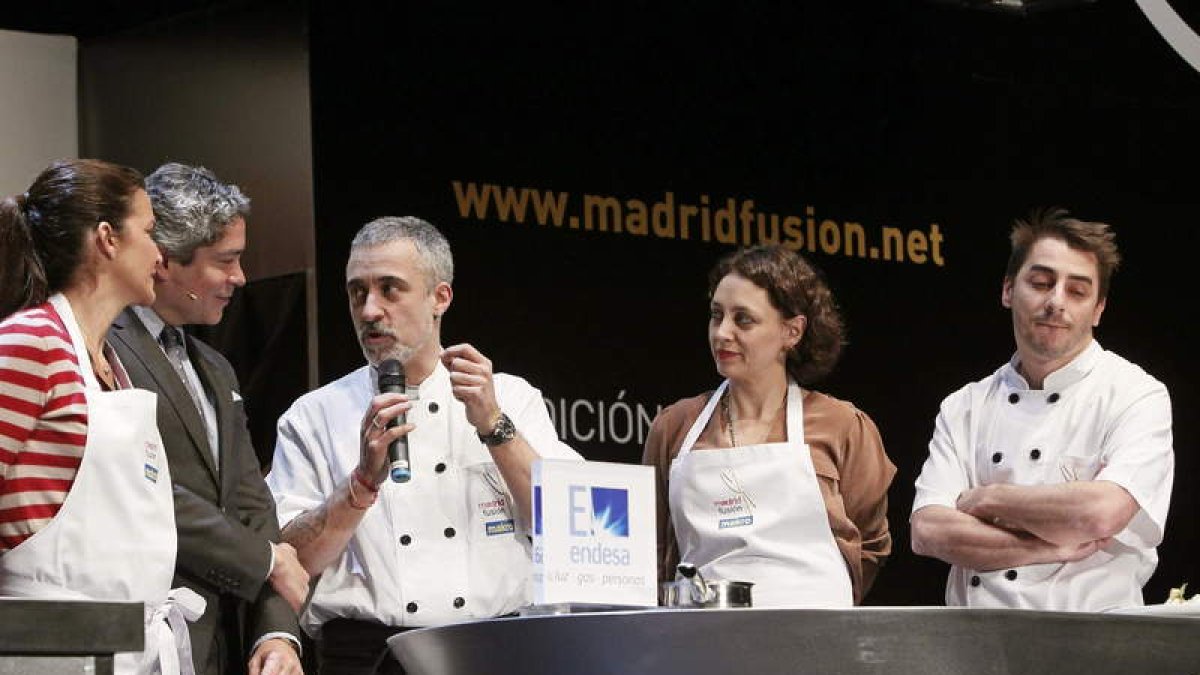 El cocinero catalán Sergi Arola conversa con Boris Izaguirre (2i) durante el proceso de creación de un plato.