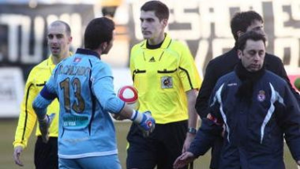 Diego Calzado se queja al final del partido al árbitro Zarrabeitia Arrieta del trato dispensado a la