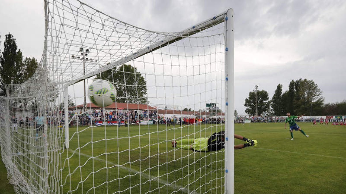 El equipo maragato alcanzó las semifinales en los lanzamientos desde el punto de penalti sin fallar ninguno de los cinco. JESÚS F. SALVADORES