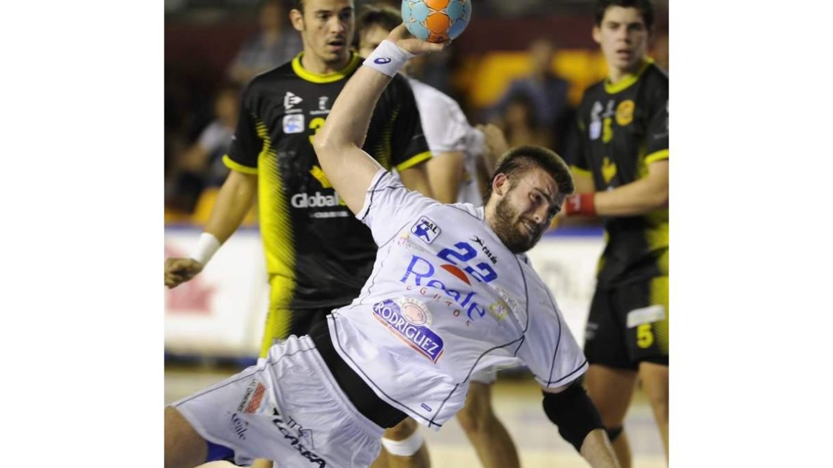 El pivote brasileño, Leonardo Almeida, que ayer colaboró con dos goles, se zafa de la defensa del Cuenca para lanzar a meta.