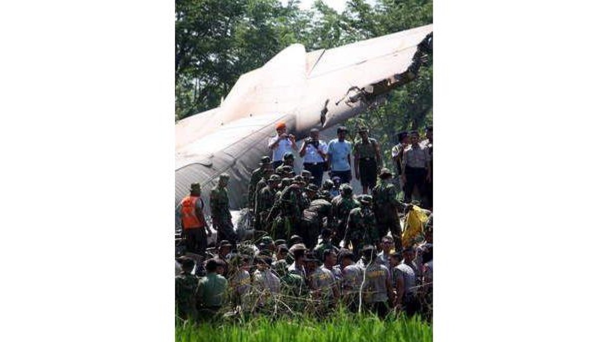 Soldados de Indonesia realizan labores de rescate