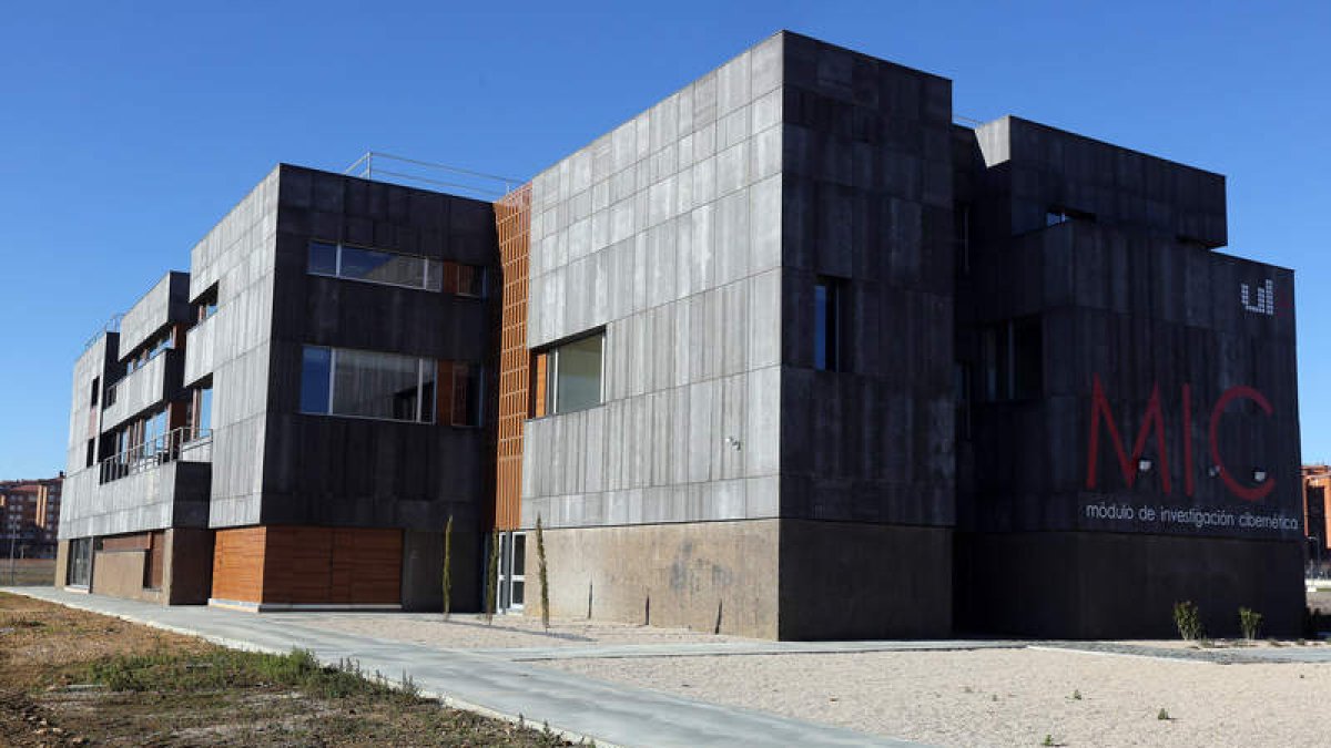 El edificio está situado en el campus de Vegazana, frente a los Jesuitas.