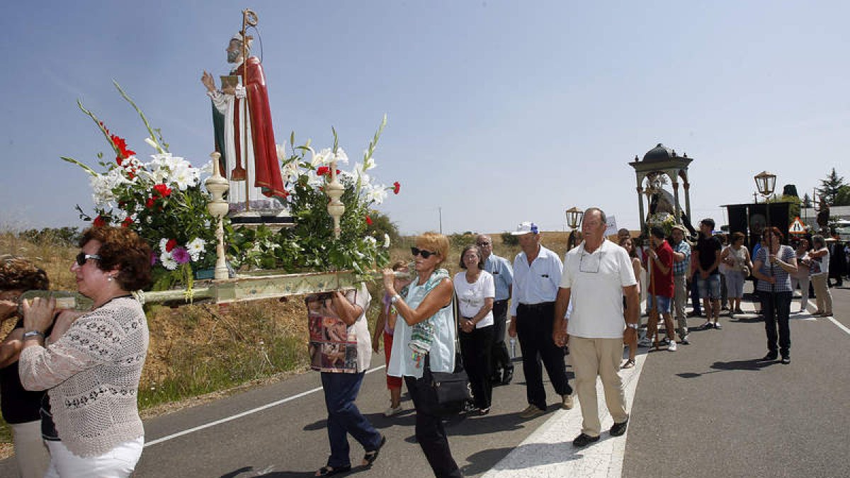 Imagen de la procesión en la que se sacan a los patronos de las 20 pedanías. Es el acto central de los festejos. BRUNO MORENO