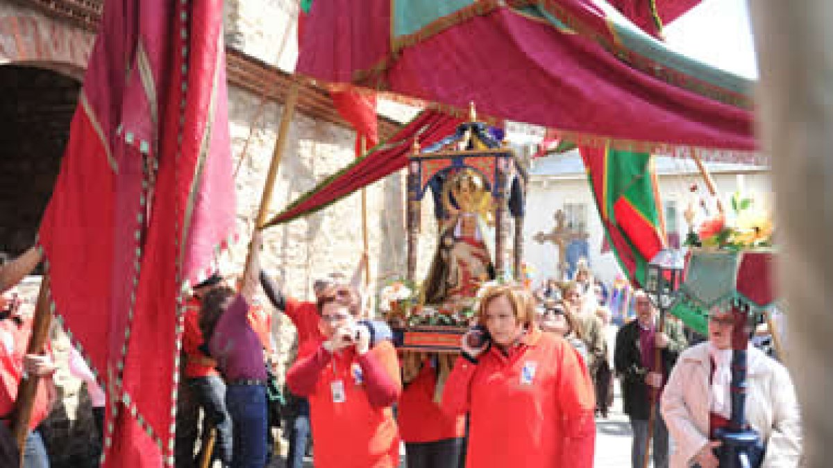 Tributo de pendones para la Virgen de Angustias.