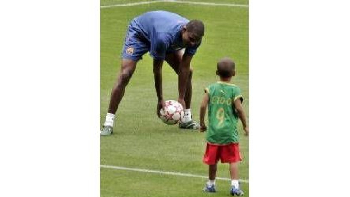 Eto'o juega con su hijo en el Camp Nou poco antes del entrenamiento