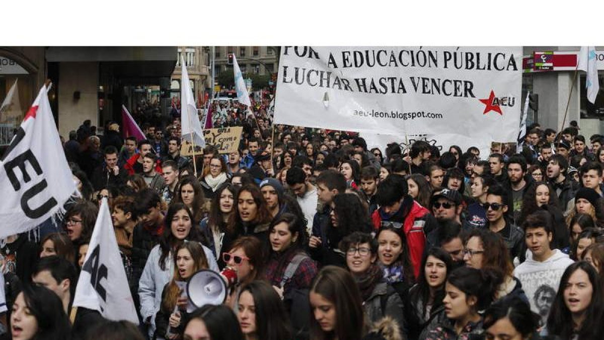Alrededor de 800 estudiantes se concentraron en el centro de la capital y otro medio centenar en Ponferrada