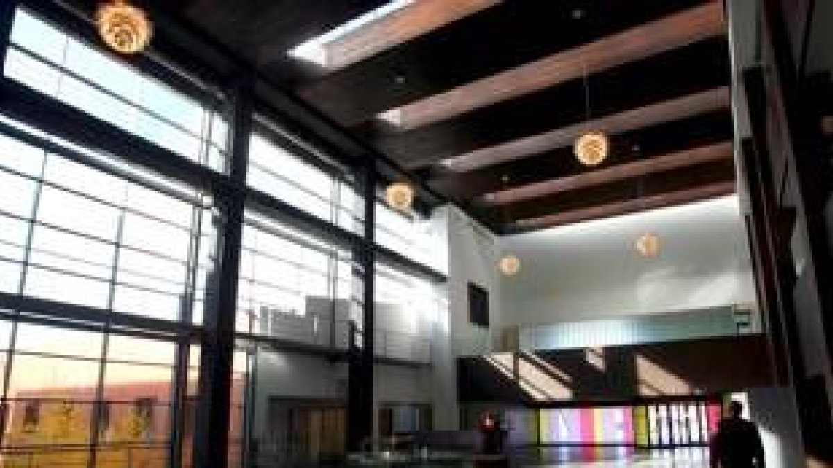 Los amplios pasillos y la luz natural, señas de identidad del centro