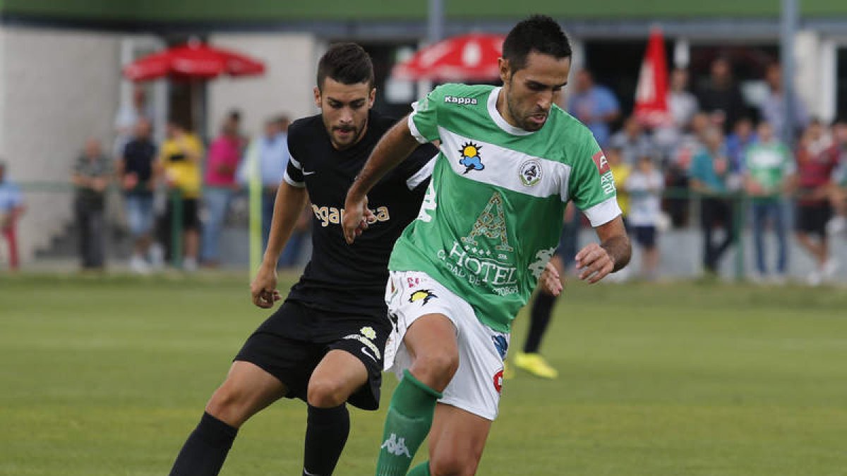 Roberto Puente, a la derecha, se perderá al menos cuatro partidos con su equipo. JESÚS