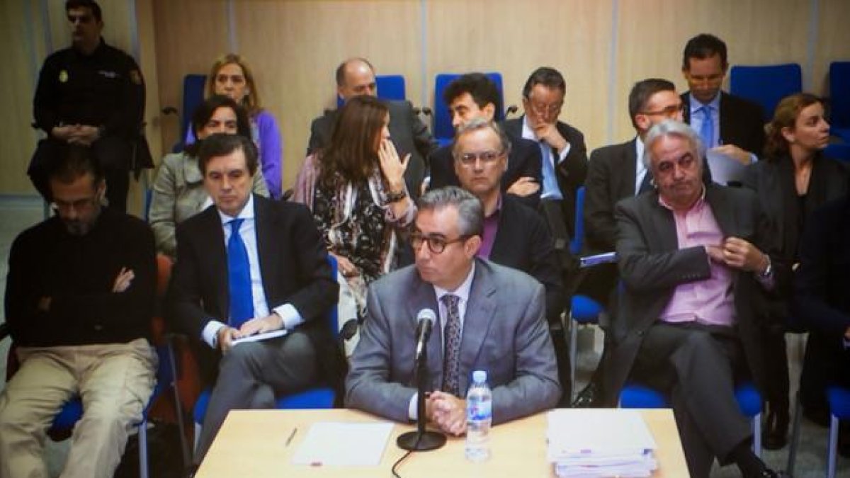 Diego Torres declara en el juicio por el 'caso Nóos', en una imagen recogida de la pantalla de la sala de prensa de la Escuela Balear de la Administración Pública, donde se celebra el juicio.